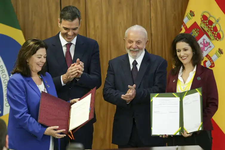 Brasília (DF), 06/03/2024 - O presidente Luiz Inácio Lula da Silva e o Presidente do Governo da Espanha, Pedro Sánchez, participam, juntamente de ministros e autoridades, de cerimônia de assinatura de atos e declaração à imprensa, no Palácio do Planalto. Foto: Marcelo Camargo/Agência Brasil