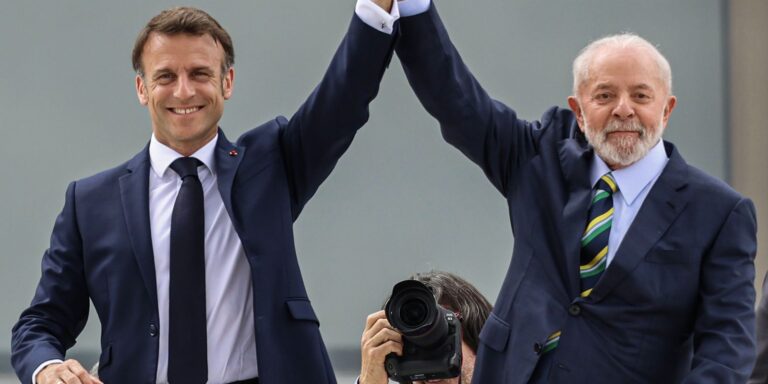 Macron chega ao Planalto para último dia de agenda no Brasil