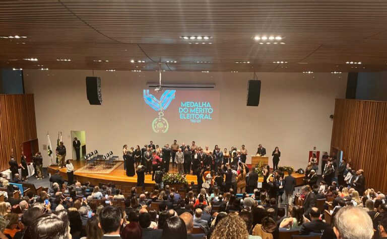 TRE-DF Concede Medalha do Mérito Eleitoral em Cerimônia na CLDF