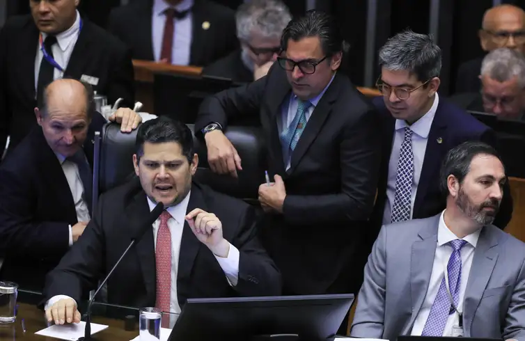 Congresso aprova usar emendas para salários de profissionais da saúde