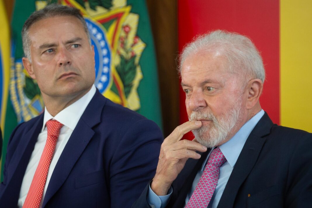 Assinatura-de-Contratos-de-Concessão-de-Rodovias-do-Paraná-com-o-Governador-do-Paraná-Ratinho-Junior-Ministro-dos-Transportes-Renan-Filho-e-o-presidente-Lula-2-scaled