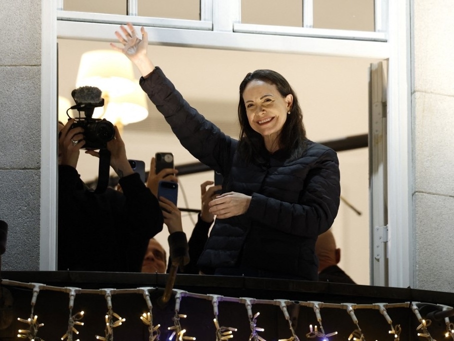 11dez2025---maria-corina-machado-vencedora-do-nobel-da-paz-sauda-apoiadores-de-uma-sacada-do-grand-hotel-em-oslo-na-noruega-1765421152328_v2_4x3