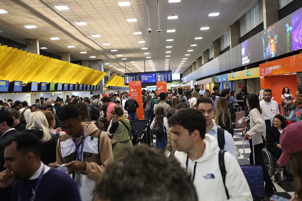 Aeroporto de Congonhas amanhece lotado após cancelamento de voos em SP