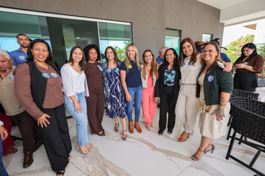 Grupo sorridente com senhor idoso